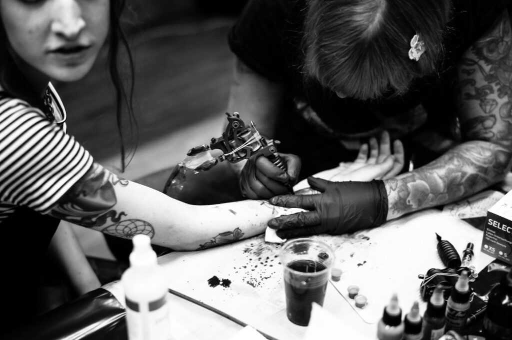 Symbolika​ tatuażu jaskółki: ​odkrywanie⁢ znaczenia⁢ popularnego motywu