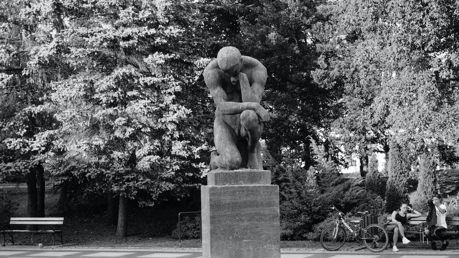 Trwała pamięć⁤ - Pomnik smoleński jako symboliczne miejsce oddania⁤ hołdu tragedii narodowej
